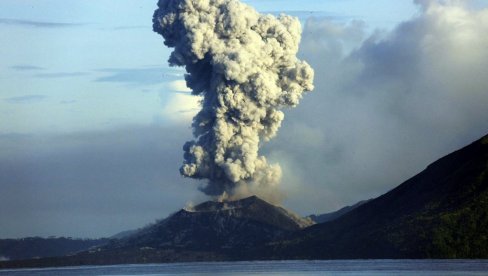 ERUPTIRAO VULKAN NA PAPUI NOVOJ GVINEJI: Japan potencijalno ugrožen, stanje alarmantno (VIDEO) ERUPTIRAO VULKAN NA PAPUI NOVOJ GVINEJI: Japan potencijalno ugrožen, stanje alarmantno (VIDEO)