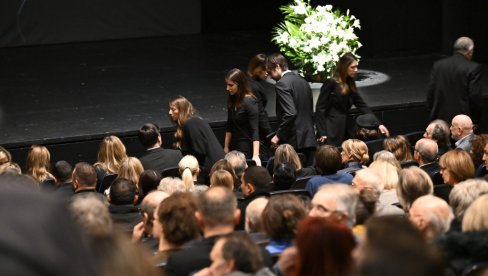PORODICA ŽARKA LAUŠEVIĆA STIGLA NA KOMEMORACIJU: Veliki broj glumaca i prijatelja prisustvuje događaju (FOTO) PORODICA ŽARKA LAUŠEVIĆA STIGLA NA KOMEMORACIJU: Veliki broj glumaca i prijatelja prisustvuje događaju (FOTO)