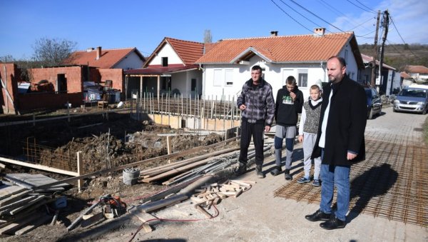 ЗАХВАЉУЈУЋИ КАНЦЕЛАРИЈИ ЗА КиМ: Две породице Ађанчић у Бабином Мосту добиће нову кућу ЗАХВАЉУЈУЋИ КАНЦЕЛАРИЈИ ЗА КиМ: Две породице Ађанчић у Бабином Мосту добиће нову кућу