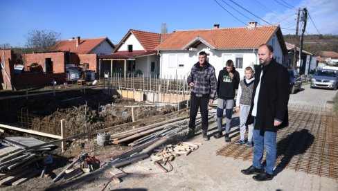 ЗАХВАЉУЈУЋИ КАНЦЕЛАРИЈИ ЗА КиМ: Две породице Ађанчић у Бабином Мосту добиће нову кућу ЗАХВАЉУЈУЋИ КАНЦЕЛАРИЈИ ЗА КиМ: Две породице Ађанчић у Бабином Мосту добиће нову кућу