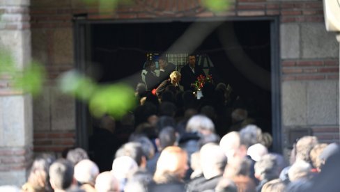 POSLEDNJI POZDRAV ŽARKU LAUŠEVIĆU: Na Novom groblju ispraćen veliki glumac, porodica i prijatelji skrhani od tuge i bola (FOTO/VIDEO) POSLEDNJI POZDRAV ŽARKU LAUŠEVIĆU: Na Novom groblju ispraćen veliki glumac, porodica i prijatelji skrhani od tuge i bola (FOTO/VIDEO)