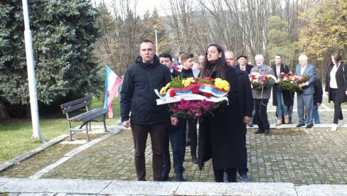 OBELEŽILI DAN OPŠTINE: Pljevlja se klanjaju senima stradalih (FOTO) OBELEŽILI DAN OPŠTINE: Pljevlja se klanjaju senima stradalih (FOTO)
