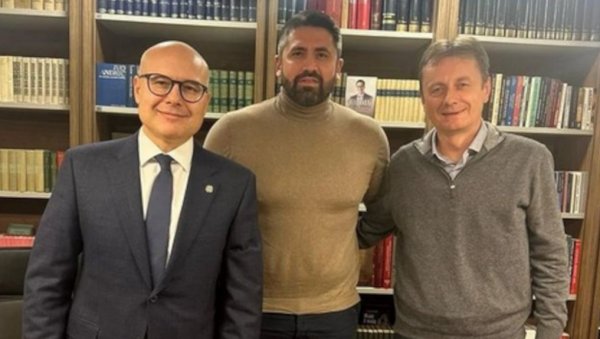 ЗАЈЕДНО У НОВЕ ПОБЕДЕ, СРБИЈА НЕ СМЕ ДА СТАНЕ: Никола Рађен постао нови члан СНС породице (ФОТО) ЗАЈЕДНО У НОВЕ ПОБЕДЕ, СРБИЈА НЕ СМЕ ДА СТАНЕ: Никола Рађен постао нови члан СНС породице (ФОТО)