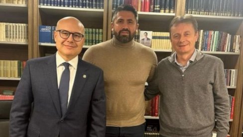 ЗАЈЕДНО У НОВЕ ПОБЕДЕ, СРБИЈА НЕ СМЕ ДА СТАНЕ: Никола Рађен постао нови члан СНС породице (ФОТО) ЗАЈЕДНО У НОВЕ ПОБЕДЕ, СРБИЈА НЕ СМЕ ДА СТАНЕ: Никола Рађен постао нови члан СНС породице (ФОТО)