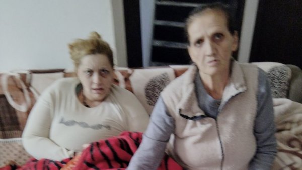 ДРАГАНА 10 ГОДИНА НЕ УСТАЈЕ ИЗ КРЕВЕТА: Тешка животна прича Славице Симић и њене ћерке, интерно расељених, 1999, у Грачаницу ДРАГАНА 10 ГОДИНА НЕ УСТАЈЕ ИЗ КРЕВЕТА: Тешка животна прича Славице Симић и њене ћерке, интерно расељених, 1999, у Грачаницу