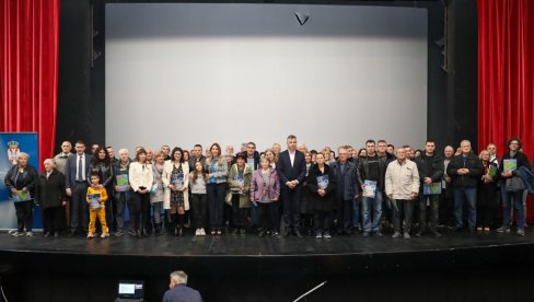 ČAK 20.000 DOMOVA UŠUŠKANO UZ POMOĆ DRŽAVE :U Pirotu uručeno prvih 100 ugovora za unapređenje energetske efikasnosti ČAK 20.000 DOMOVA UŠUŠKANO UZ POMOĆ DRŽAVE :U Pirotu uručeno prvih 100 ugovora za unapređenje energetske efikasnosti