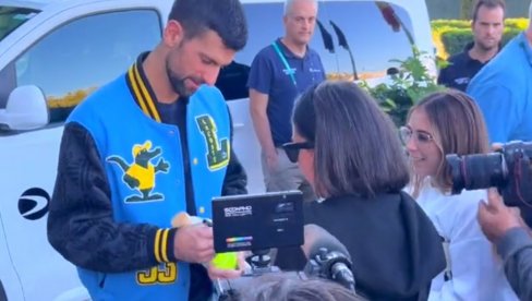 POVEO I NJIH! Novak Đoković posle obaranja rekorda stigao na završni turnir Dejvis kupa, ali ne sam (VIDEO) POVEO I NJIH! Novak Đoković posle obaranja rekorda stigao na završni turnir Dejvis kupa, ali ne sam (VIDEO)