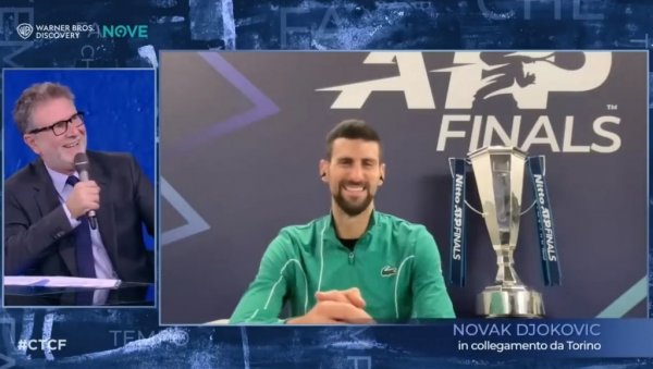 ФЕДЕРЕР ГЛЕДА И ЧУПА КОСУ! Новак више и не крије: Овако је одговорио на то колико је срећан што руши Роџерове рекорде (ВИДЕО) ФЕДЕРЕР ГЛЕДА И ЧУПА КОСУ! Новак више и не крије: Овако је одговорио на то колико је срећан што руши Роџерове рекорде (ВИДЕО)