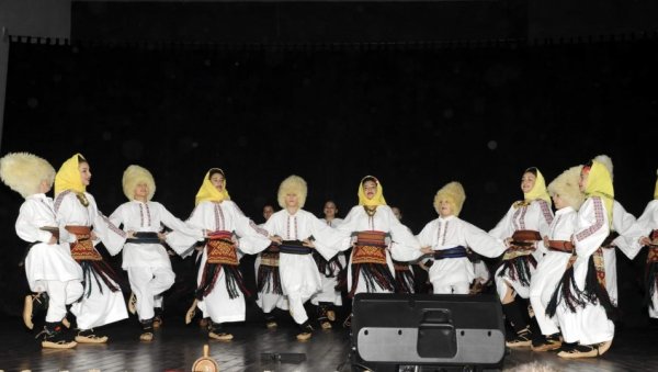 ИГРАМА И ПЕСМАМА ОБЕЛЕЖИЛИ ДВОГОДИШЊИЦУ РАДА: КУД „Стеван Синђелић Војска“ представио се новим кореографијама (ФОТО) ИГРАМА И ПЕСМАМА ОБЕЛЕЖИЛИ ДВОГОДИШЊИЦУ РАДА: КУД „Стеван Синђелић Војска“ представио се новим кореографијама (ФОТО)