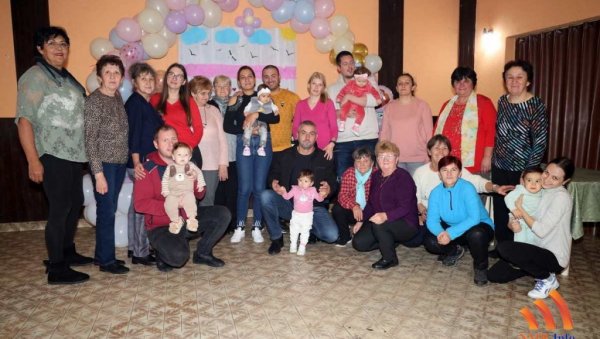 ПОКЛОНИ ЗА 12 БЕБА: Удружење Банатско јагње из Боке, код Зрењанина, подстиче наталитет (ФОТО) ПОКЛОНИ ЗА 12 БЕБА: Удружење Банатско јагње из Боке, код Зрењанина, подстиче наталитет (ФОТО)