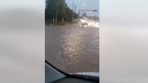 ДЕЛОВИ ГРАДА ПОТОПЉЕНИ, АУТОМОБИЛИ ПОД ВОДОМ: Невероватни призори у Хрватској, за сат времена пало кише колико за месец дана (ВИДЕО)