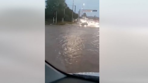 DELOVI GRADA POTOPLJENI, AUTOMOBILI POD VODOM: Neverovatni prizori u Hrvatskoj, za sat vremena palo kiše koliko za mesec dana (VIDEO) DELOVI GRADA POTOPLJENI, AUTOMOBILI POD VODOM: Neverovatni prizori u Hrvatskoj, za sat vremena palo kiše koliko za mesec dana (VIDEO)