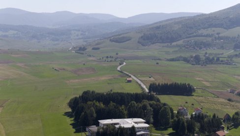 OBA SMERA BLOKIRANA: Kamion se prevrnuo na Manjači
