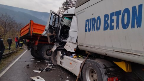 POVREĐENE DVE OSOBE U SUDARU KAMIONA: Prve slike sa mesta nesreće na Ibarskoj magistrali kod Ušća (FOTO) POVREĐENE DVE OSOBE U SUDARU KAMIONA: Prve slike sa mesta nesreće na Ibarskoj magistrali kod Ušća (FOTO)