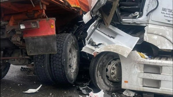СМРСКАН ЛИМ И СТАКЛО НА СВЕ СТРАНЕ: Стравичан судар камиона код Краљева, делови возила расути су по путу (ФОТО) СМРСКАН ЛИМ И СТАКЛО НА СВЕ СТРАНЕ: Стравичан судар камиона код Краљева, делови возила расути су по путу (ФОТО)