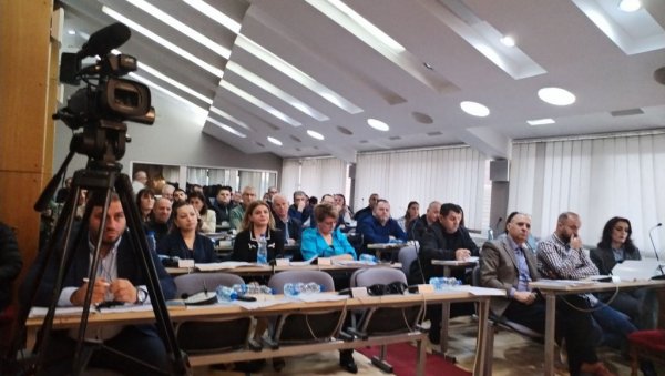 ШКОЛЕ ПРАВЕ ПО НОТАМА ИЗ ТИРАНЕ: Акт изгласан у дану када је укинуто име ОШ Десанка Максимовић ШКОЛЕ ПРАВЕ ПО НОТАМА ИЗ ТИРАНЕ: Акт изгласан у дану када је укинуто име ОШ Десанка Максимовић