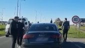 ДИВЉАЊЕ НАОЧИГЛЕД ПОЛИЦИЈЕ: Група хрватских младића насрнула на аутомобил са српским таблицама (ВИДЕО) ДИВЉАЊЕ НАОЧИГЛЕД ПОЛИЦИЈЕ: Група хрватских младића насрнула на аутомобил са српским таблицама (ВИДЕО)