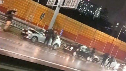 LANČANI SUDAR U BEOGRADU: Kod Kliničkog centra se slupalo 12 vozila (VIDEO) LANČANI SUDAR U BEOGRADU: Kod Kliničkog centra se slupalo 12 vozila (VIDEO)