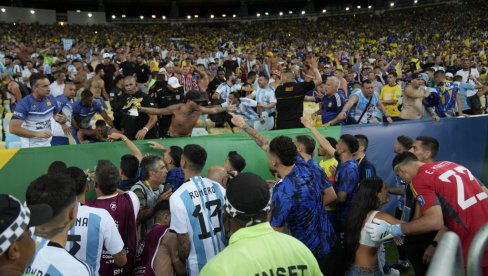 HAOS U BRAZILU! Tukli navijače Argentine, Martinez šakom udario policajca, a onda je Otamendi kariokama zabio nož u srce (VIDEO) HAOS U BRAZILU! Tukli navijače Argentine, Martinez šakom udario policajca, a onda je Otamendi kariokama zabio nož u srce (VIDEO)