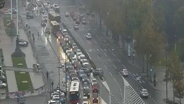 КИЛОМЕТАРСКЕ КОЛОНЕ НА БЕОГРАДСКИМ УЛИЦАМА: Саобраћајни колапс у престоници, ево где су највеће гужве (ФОТО) КИЛОМЕТАРСКЕ КОЛОНЕ НА БЕОГРАДСКИМ УЛИЦАМА: Саобраћајни колапс у престоници, ево где су највеће гужве (ФОТО)