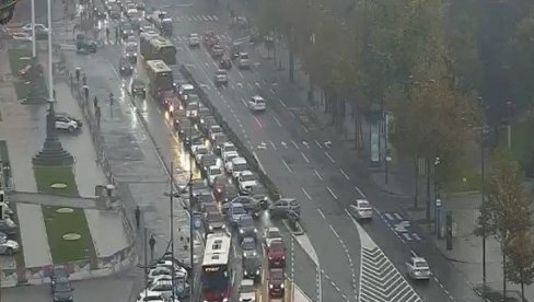 KILOMETARSKE KOLONE NA BEOGRADSKIM ULICAMA: Saobraćajni kolaps u prestonici, evo gde su najveće gužve (FOTO) KILOMETARSKE KOLONE NA BEOGRADSKIM ULICAMA: Saobraćajni kolaps u prestonici, evo gde su najveće gužve (FOTO)
