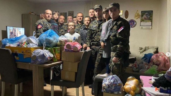 ХУМАНОСТ НАШЕ ЖАНДАРМЕРИЈЕ: Симболична помоћ деветочланој породици код Алексинца ХУМАНОСТ НАШЕ ЖАНДАРМЕРИЈЕ: Симболична помоћ деветочланој породици код Алексинца