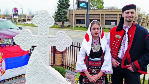 КРАЈИШКА СУЗА И У КАНАДИ: Споменик настрадалим и несталим Србима током ратова деведесетих постављен у порти Виндзорске Грачанице КРАЈИШКА СУЗА И У КАНАДИ: Споменик настрадалим и несталим Србима током ратова деведесетих постављен у порти Виндзорске Грачанице