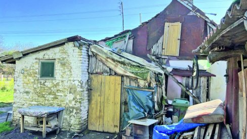 SAMO DA SE ZIMUS NE SRUŠI: Tročlana porodica u Liparu kod Kule živi u trošnoj, neuslovnoj kući (FOTO)