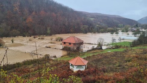 POPLAVE PRETE PETNJICI: Reka prekinula vodovod (FOTO)