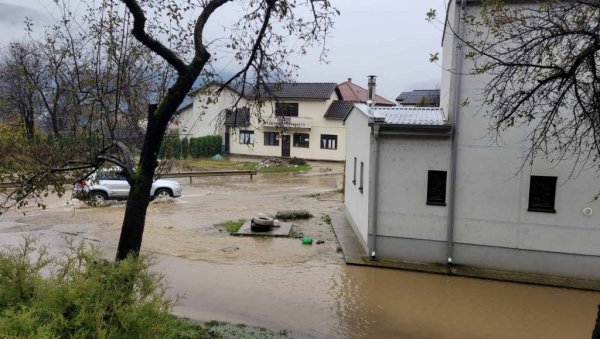 НЕВРЕМЕ НА СЕВЕРУ ЦРНЕ ГОРЕ: Драма у Рожајама, излили се Ибар и притоке (ФОТО/ВИДЕО) НЕВРЕМЕ НА СЕВЕРУ ЦРНЕ ГОРЕ: Драма у Рожајама, излили се Ибар и притоке (ФОТО/ВИДЕО)