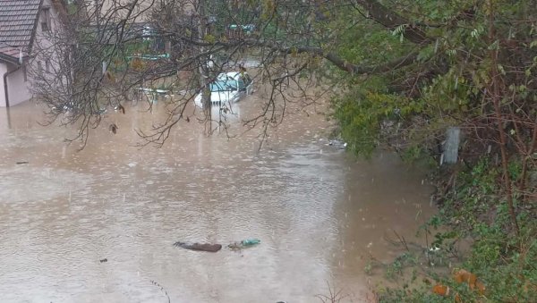 ПОПЛАВЕ У БИЈЕЛОМ ПОЉУ: Спасена жена, вода опколила школу, поплављене куће (ВИДЕО) ПОПЛАВЕ У БИЈЕЛОМ ПОЉУ: Спасена жена, вода опколила школу, поплављене куће (ВИДЕО)