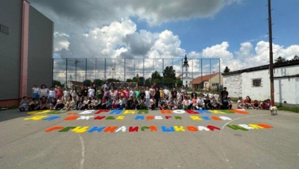 Цела Србија треба да види шта су ставили испред учионице у Војводини Цела Србија треба да види шта су ставили испред учионице у Војводини