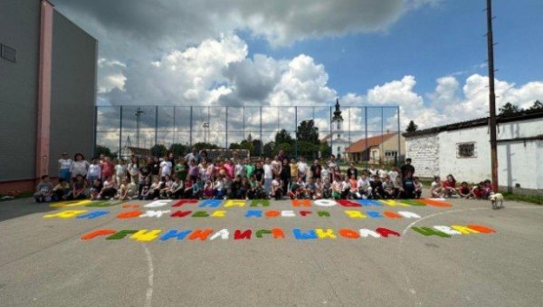 Цела Србија треба да види шта су ставили испред учионице у Војводини