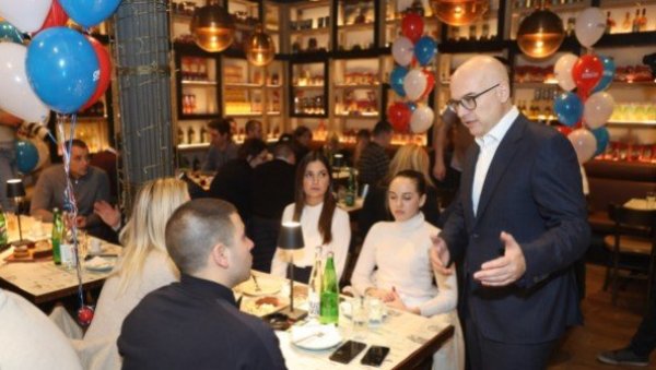 НАРОД ЈЕ НАША СНАГА Вучевић: Држава улаже у будућност својих грађана и наше деце НАРОД ЈЕ НАША СНАГА Вучевић: Држава улаже у будућност својих грађана и наше деце