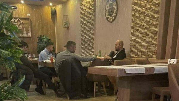 ЦРВЕНИ КУРТИЈЕВ ТЕПИХ ЗА МИЛОША ЈОВАНОВИЋА: ДСС пустио из притвора њега и друге терористе, он се одужио новом Ђиласовом опозиционару (ФОТО) ЦРВЕНИ КУРТИЈЕВ ТЕПИХ ЗА МИЛОША ЈОВАНОВИЋА: ДСС пустио из притвора њега и друге терористе, он се одужио новом Ђиласовом опозиционару (ФОТО)