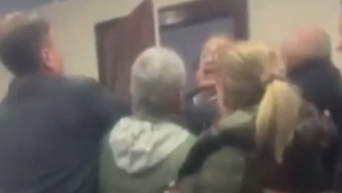 DRAMA U NOVOM PAZARU: Otac Đilasovog glavnog čoveka u gradu napao Gradsku izbornu komisiju (VIDEO) DRAMA U NOVOM PAZARU: Otac Đilasovog glavnog čoveka u gradu napao Gradsku izbornu komisiju (VIDEO)