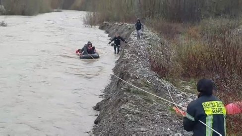 IZ NABUJALOG LIMA SPASLI DVA ŽIVOTA: Podvig vatrogasaca u Beranama, koji se bore sa posledicama poplava (FOTO/VIDEO)