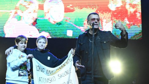 JAVNI ČAS ROKENROLA: Atomsko sklonište i prijatelji pevali u čast Serđa Blažića (FOTO) JAVNI ČAS ROKENROLA: Atomsko sklonište i prijatelji pevali u čast Serđa Blažića (FOTO)