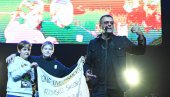 JAVNI ČAS ROKENROLA: Atomsko sklonište i prijatelji pevali u čast Serđa Blažića (FOTO) JAVNI ČAS ROKENROLA: Atomsko sklonište i prijatelji pevali u čast Serđa Blažića (FOTO)