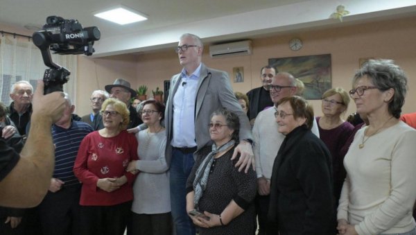 СРБИЈА СЕ ОДУЖУЈЕ СВОЈИМ ПЕНЗИОНЕРИМА: Весић и Томашевић у Кули (ВИДЕО) СРБИЈА СЕ ОДУЖУЈЕ СВОЈИМ ПЕНЗИОНЕРИМА: Весић и Томашевић у Кули (ВИДЕО)