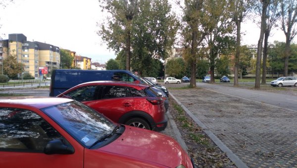 РАДНИЦИ И МЕХАНИЗАЦИЈА У ШЕСТ УЛИЦА: Обнова и изградња паркиралишта ублажава хронични проблем паркирања у Новом Саду РАДНИЦИ И МЕХАНИЗАЦИЈА У ШЕСТ УЛИЦА: Обнова и изградња паркиралишта ублажава хронични проблем паркирања у Новом Саду