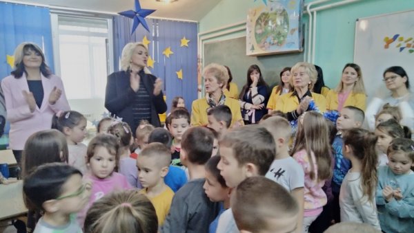 ДА СВА ДЕЦА ИМАЈУ БЕЗБРИЖНИЈЕ ДЕТИЊСТВО: Министарка Кисић обишла ПУ „Наша радост у Блацу и основну школу у Међухани ДА СВА ДЕЦА ИМАЈУ БЕЗБРИЖНИЈЕ ДЕТИЊСТВО: Министарка Кисић обишла ПУ „Наша радост у Блацу и основну школу у Међухани