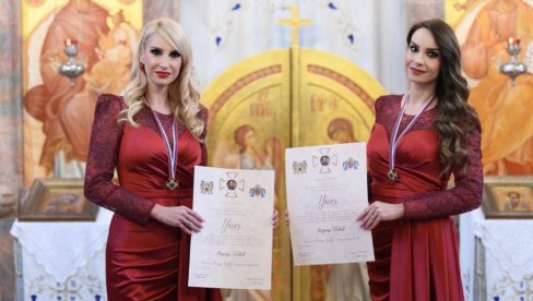 PODVIG GODINE: Sestre Gobović odlikovane “Krstom vožda Đorđa Stratimirovića” (FOTO) PODVIG GODINE: Sestre Gobović odlikovane “Krstom vožda Đorđa Stratimirovića” (FOTO)