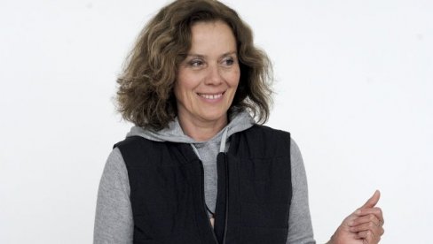 U TEŠKIM VREMENIMA TREBA POGLEDATI U SEBE: Slikarka Aleksandra Popović povodom izložbe u galeriji Novembar U TEŠKIM VREMENIMA TREBA POGLEDATI U SEBE: Slikarka Aleksandra Popović povodom izložbe u galeriji Novembar