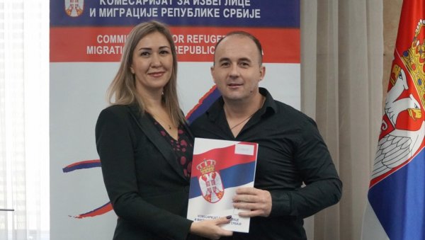 УРУЧЕНО 85 УГОВОРА: И Сомбор добио новац за помоћ избеглицама УРУЧЕНО 85 УГОВОРА: И Сомбор добио новац за помоћ избеглицама