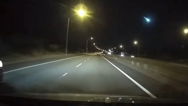 СВИ СЕ ПИТАЈУ ШТА ЈЕ ТО: Камером из аутомобила забележио мистериозну светлост на небу (ВИДЕО) СВИ СЕ ПИТАЈУ ШТА ЈЕ ТО: Камером из аутомобила забележио мистериозну светлост на небу (ВИДЕО)