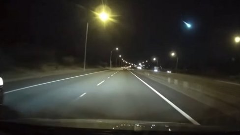 SVI SE PITAJU ŠTA JE TO: Kamerom iz automobila zabeležio misterioznu svetlost na nebu (VIDEO) SVI SE PITAJU ŠTA JE TO: Kamerom iz automobila zabeležio misterioznu svetlost na nebu (VIDEO)
