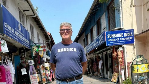DŽIPOM STIGAO U INDIJU: Nesvakidašnje putovanje Srbina - U Pakistanu dobio obezbeđenje, pre veridbe po devojku išli kroz prašumu (FOTO/VIDEO) DŽIPOM STIGAO U INDIJU: Nesvakidašnje putovanje Srbina - U Pakistanu dobio obezbeđenje, pre veridbe po devojku išli kroz prašumu (FOTO/VIDEO)