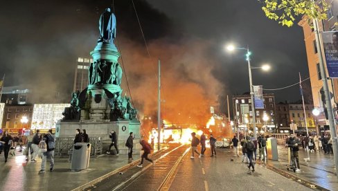 JUTRO NAKON HAOSA NA ULICAMA DABLINA: Među povređenima i deca, demonstranti napali nekoliko policajaca