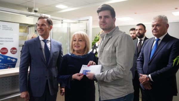 УРУЧЕНЕ ПРВЕ СТУДЕНТСКЕ КАРТИЦЕ: Бројне погодности и попусти за академце УРУЧЕНЕ ПРВЕ СТУДЕНТСКЕ КАРТИЦЕ: Бројне погодности и попусти за академце